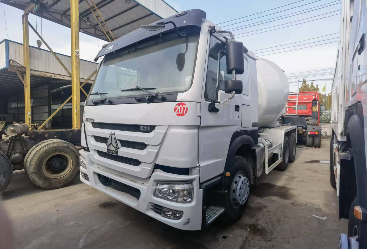 Sinotruk HOWO 371 Concrete mixer truck - Autodomíchávač: obrázek 2 Sinotruk HOWO 371 Concrete mixer truck - Autodomíchávač: obrázek 2