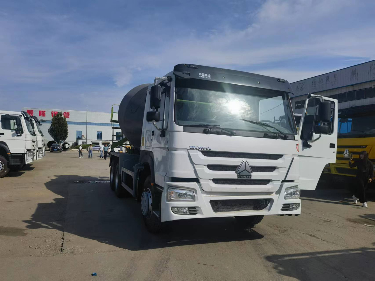 Sinotruk HOWO 6*4 Concrete mixer truck - Autodomíchávač: obrázek 1 Sinotruk HOWO 6*4 Concrete mixer truck - Autodomíchávač: obrázek 1