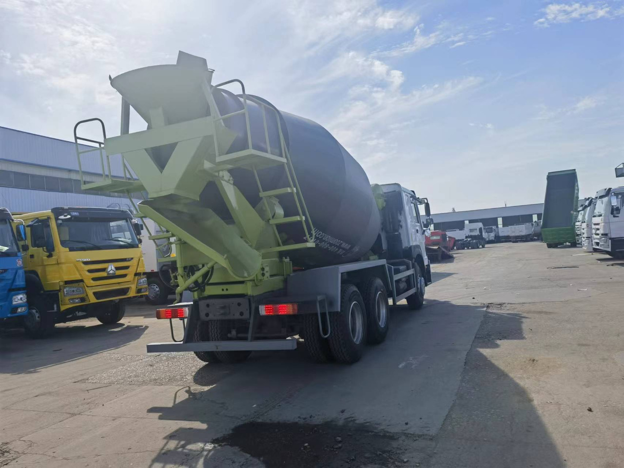 Sinotruk HOWO 6*4 Concrete mixer truck - Autodomíchávač: obrázek 3 Sinotruk HOWO 6*4 Concrete mixer truck - Autodomíchávač: obrázek 3