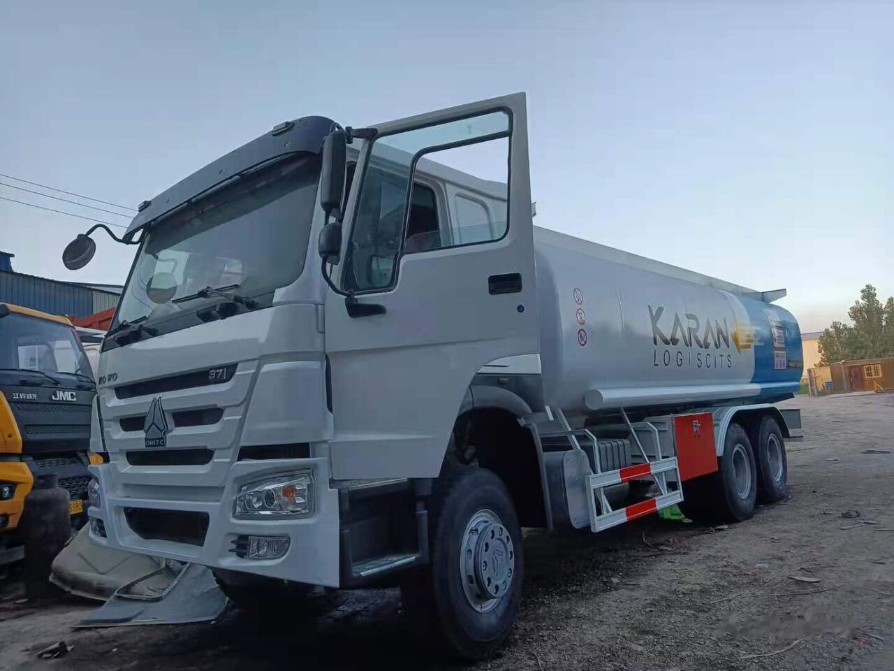 Sinotruk HOWO 6*4 Fuel Tank Truck - Cisternové vozidlo: obrázek 1 Sinotruk HOWO 6*4 Fuel Tank Truck - Cisternové vozidlo: obrázek 1