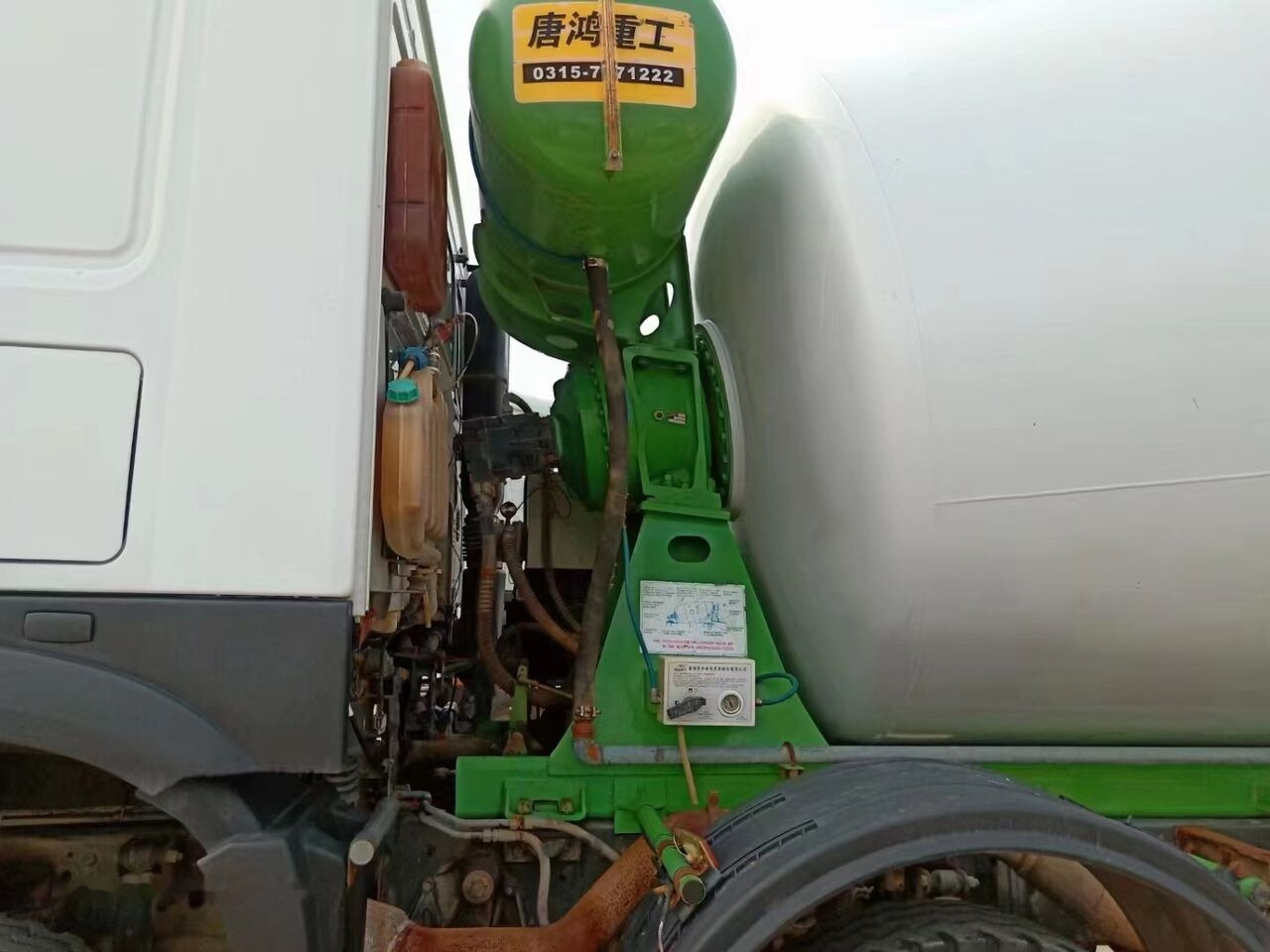Sinotruk HOWO 8*4 Concrete mixer truck - Autodomíchávač: obrázek 4 Sinotruk HOWO 8*4 Concrete mixer truck - Autodomíchávač: obrázek 4
