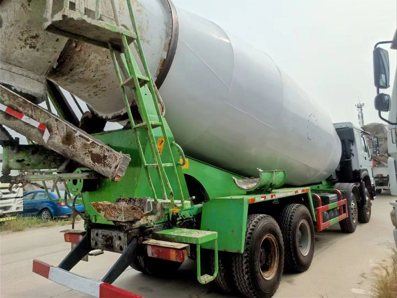 Sinotruk HOWO 8*4 Concrete mixer truck - Autodomíchávač: obrázek 3 Sinotruk HOWO 8*4 Concrete mixer truck - Autodomíchávač: obrázek 3