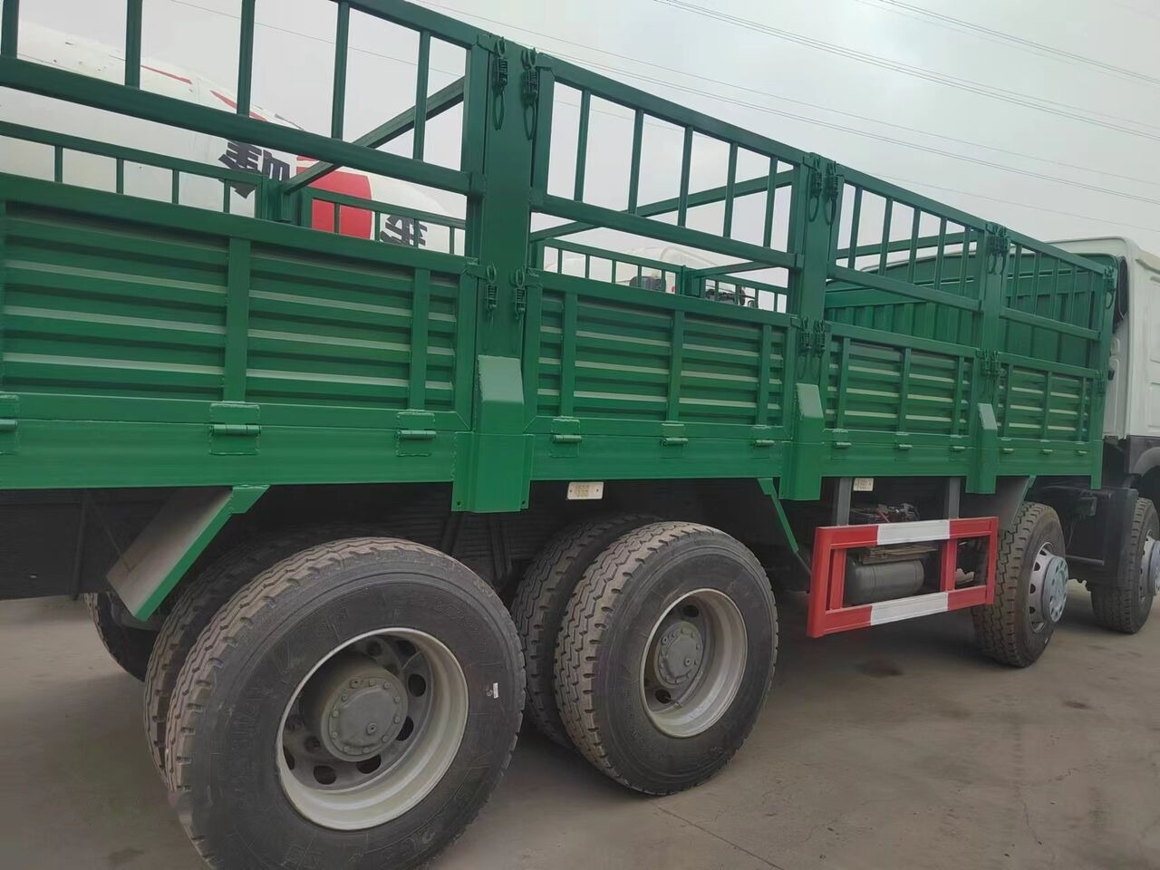 Sinotruk HOWO 8*4 Fence Truck - Nákladní automobil valníkový/ Plošinový: obrázek 5 Sinotruk HOWO 8*4 Fence Truck - Nákladní automobil valníkový/ Plošinový: obrázek 5