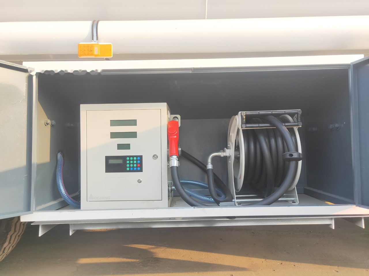 Sinotruk HOWO 8*4 Tank truck - Cisternové vozidlo: obrázek 3 Sinotruk HOWO 8*4 Tank truck - Cisternové vozidlo: obrázek 3