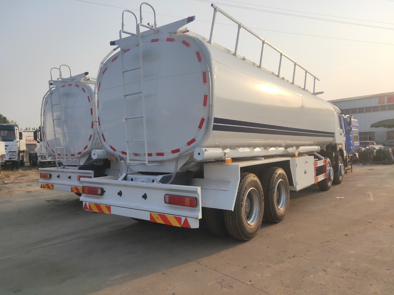 Sinotruk HOWO 8*4 Tank truck - Cisternové vozidlo: obrázek 2 Sinotruk HOWO 8*4 Tank truck - Cisternové vozidlo: obrázek 2