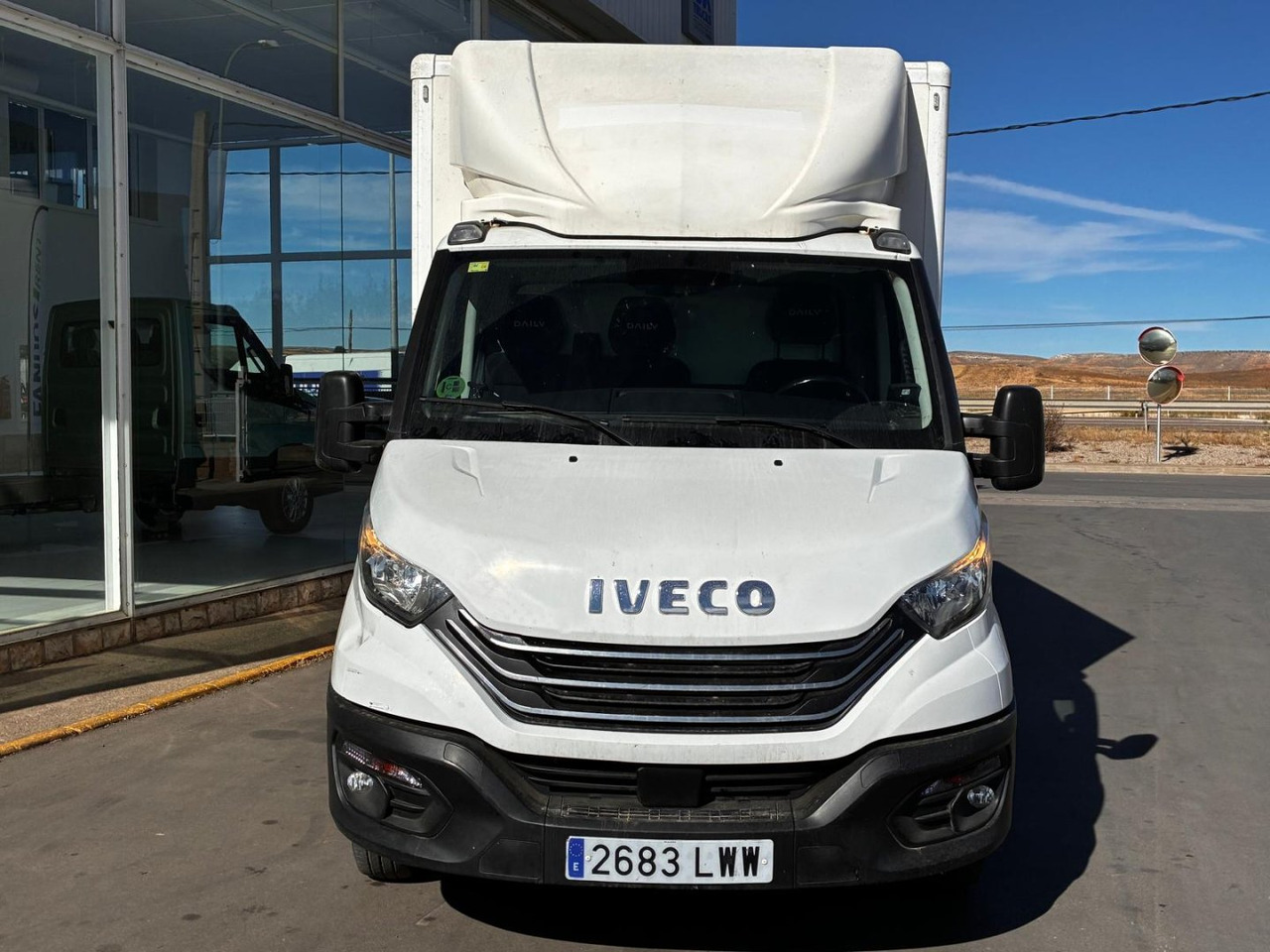 Caja cerrada con plataforma elevadora IVECO 35C14 20m3 con puerta lateral - Dodávka skřín: obrázek 2 Caja cerrada con plataforma elevadora IVECO 35C14 20m3 con puerta lateral - Dodávka skřín: obrázek 2