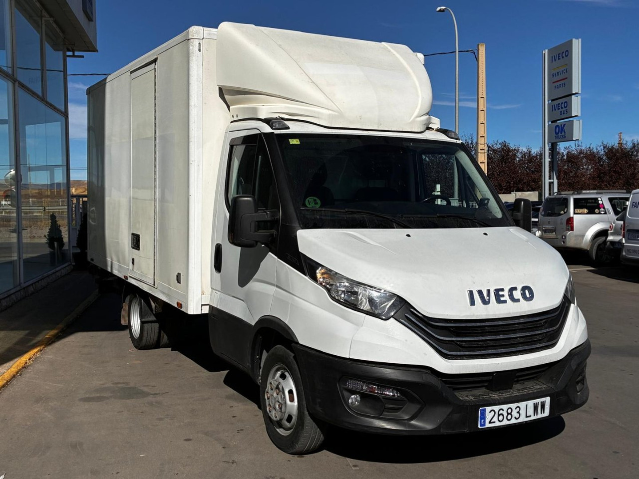 Caja cerrada con plataforma elevadora IVECO 35C14 20m3 con puerta lateral - Dodávka skřín: obrázek 3 Caja cerrada con plataforma elevadora IVECO 35C14 20m3 con puerta lateral - Dodávka skřín: obrázek 3
