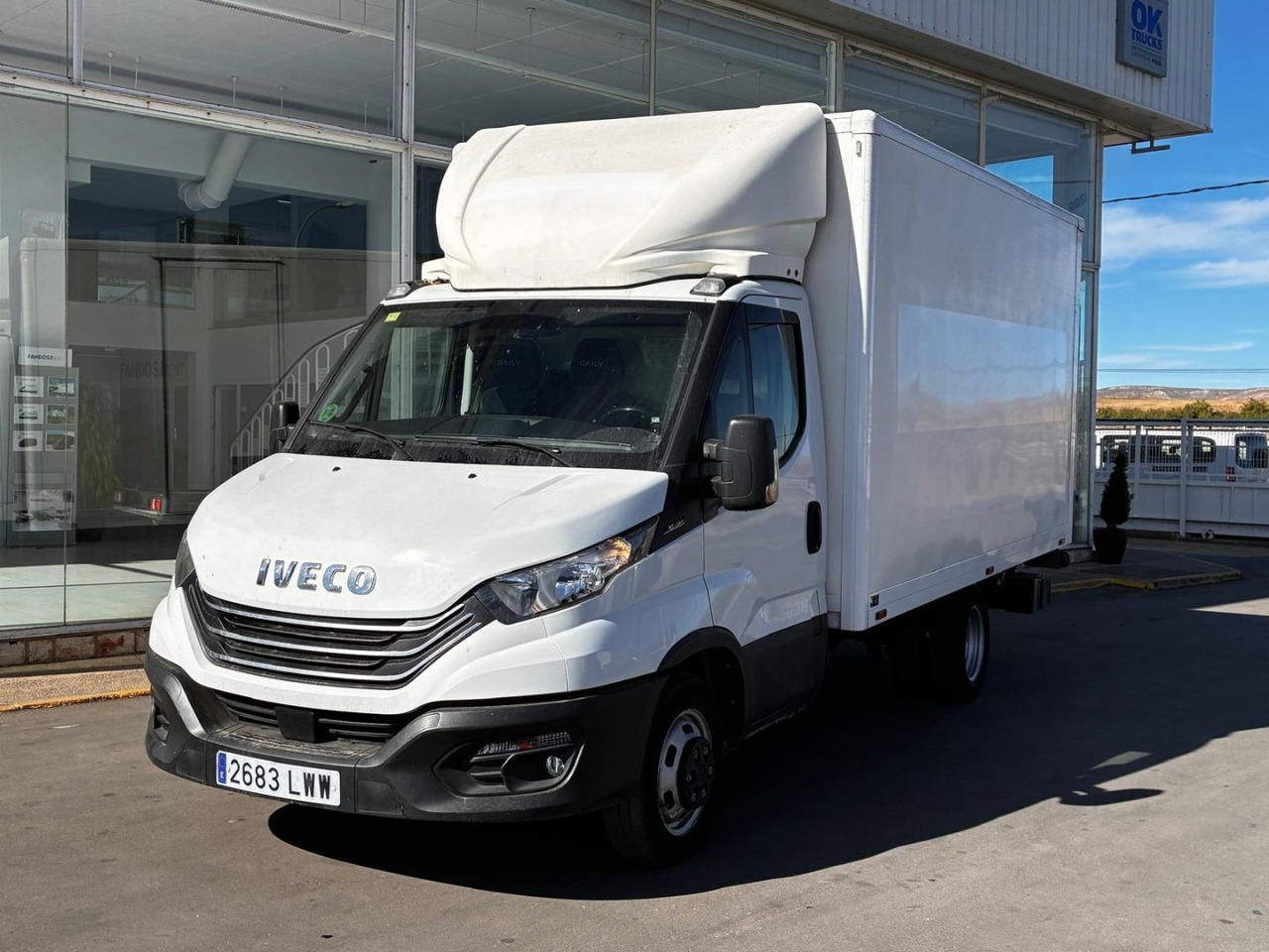 Caja cerrada con plataforma elevadora IVECO 35C14 20m3 con puerta lateral - Dodávka skřín: obrázek 1 Caja cerrada con plataforma elevadora IVECO 35C14 20m3 con puerta lateral - Dodávka skřín: obrázek 1