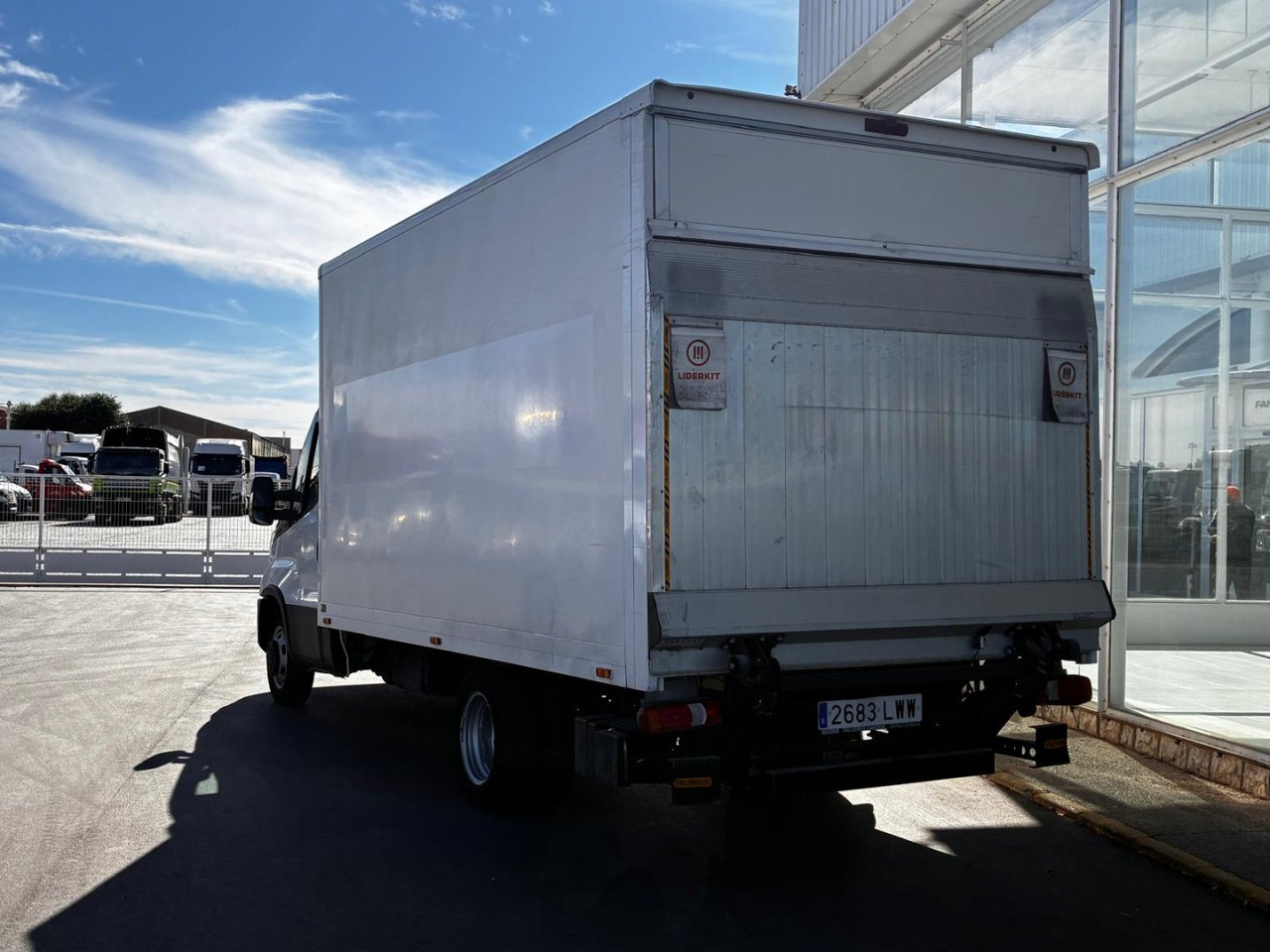 Caja cerrada con plataforma elevadora IVECO 35C14 20m3 con puerta lateral - Dodávka skřín: obrázek 4 Caja cerrada con plataforma elevadora IVECO 35C14 20m3 con puerta lateral - Dodávka skřín: obrázek 4