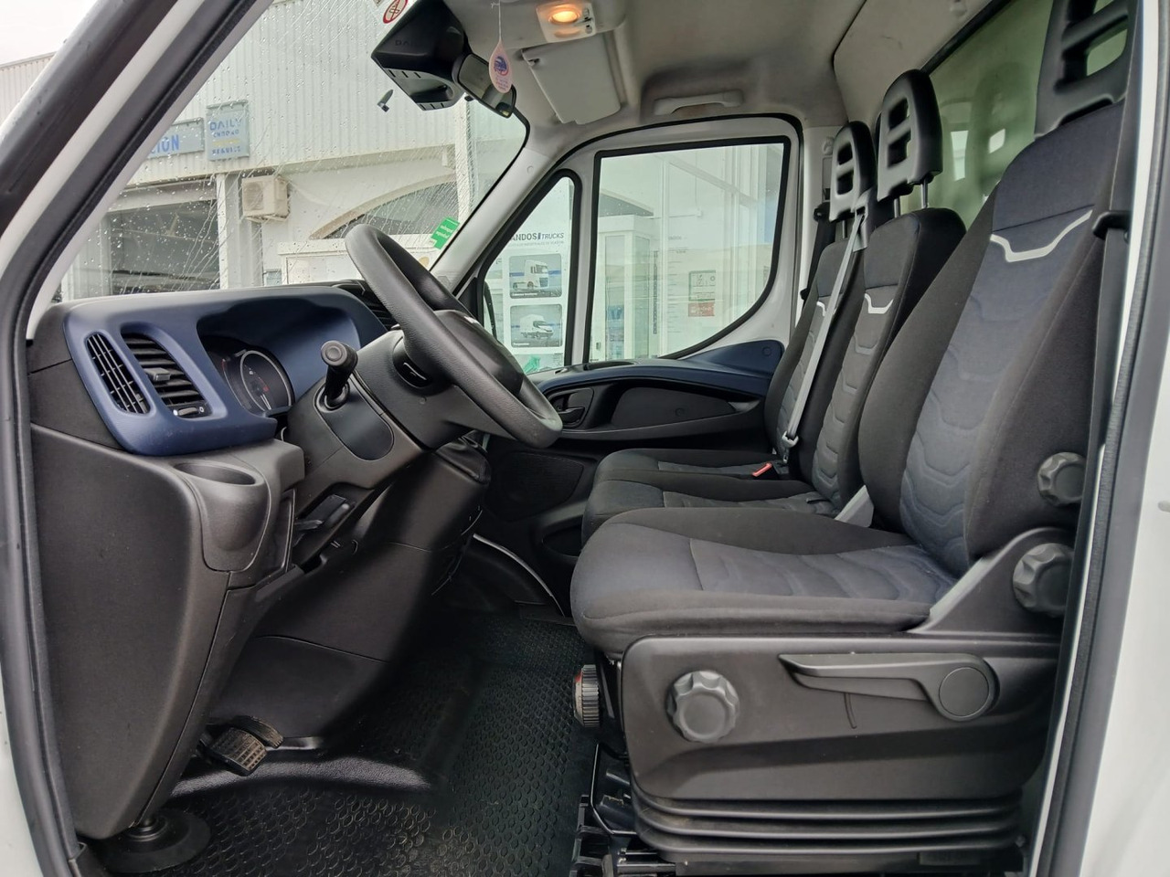 Dodávka skřín Caja cerrada con plataforma elevadora IVECO 35C16  20m3 Automática: obrázek 6
