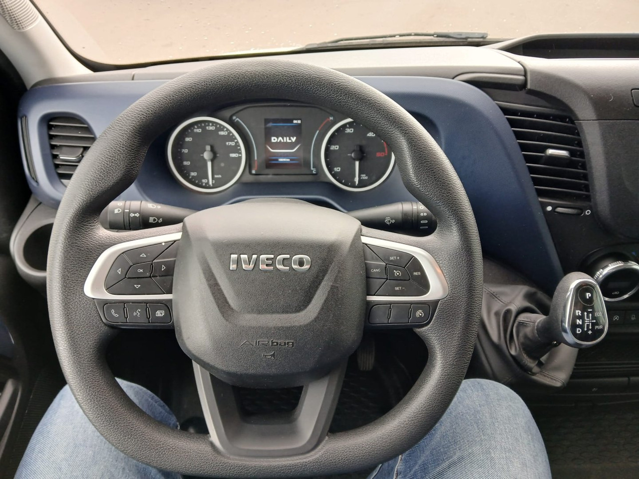 Interior photo 1: Dodávka skřín Caja cerrada con plataforma elevadora IVECO 35C16  20m3 Automática