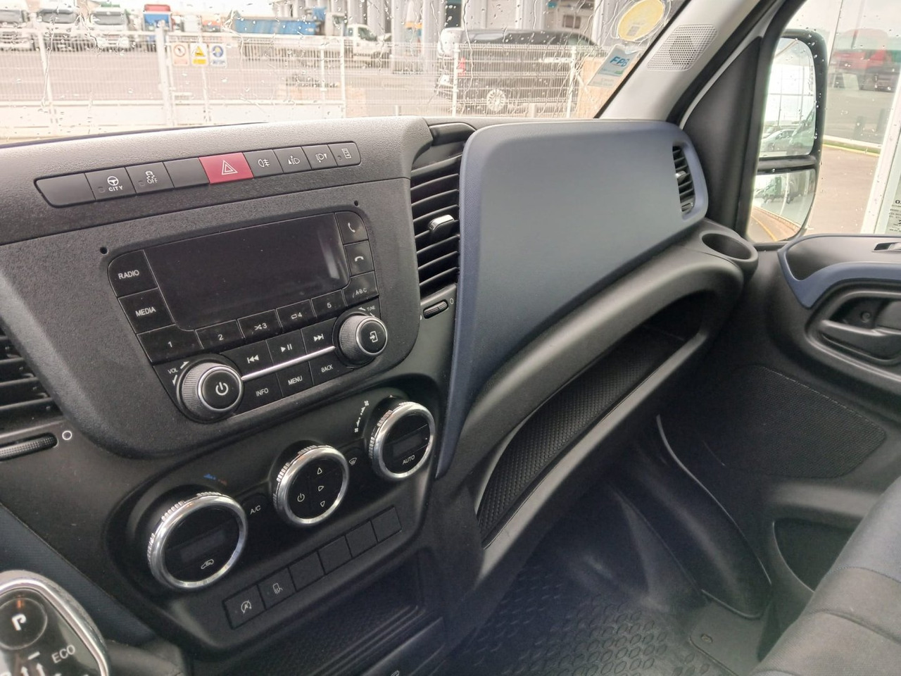 Dodávka skřín Caja cerrada con plataforma elevadora IVECO 35C16  20m3 Automática: obrázek 7