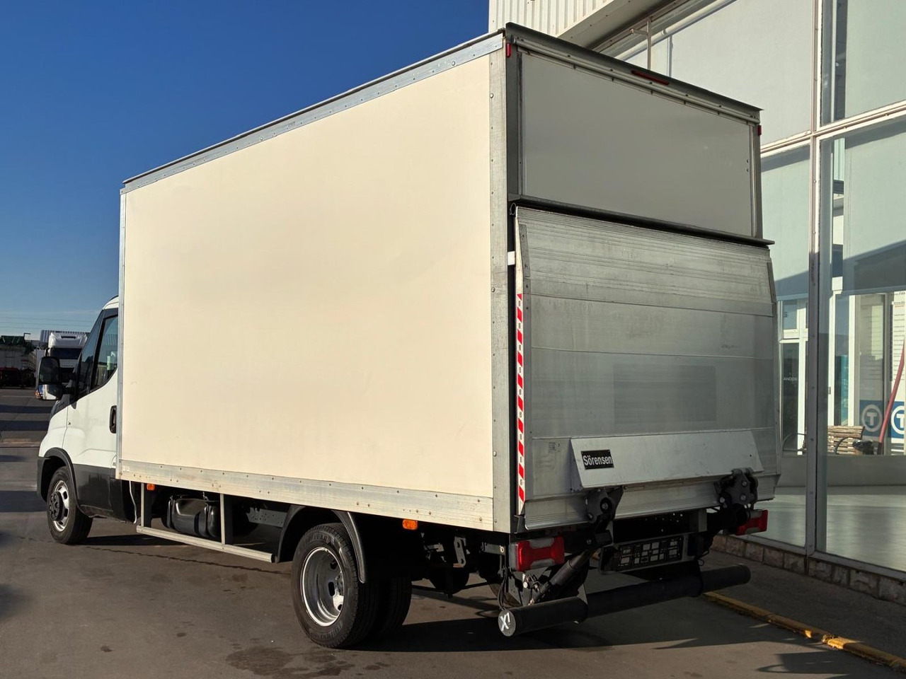 Caja cerrada con plataforma elevadora IVECO 35C16 20m3 - Dodávka skřín: obrázek 4 Caja cerrada con plataforma elevadora IVECO 35C16 20m3 - Dodávka skřín: obrázek 4