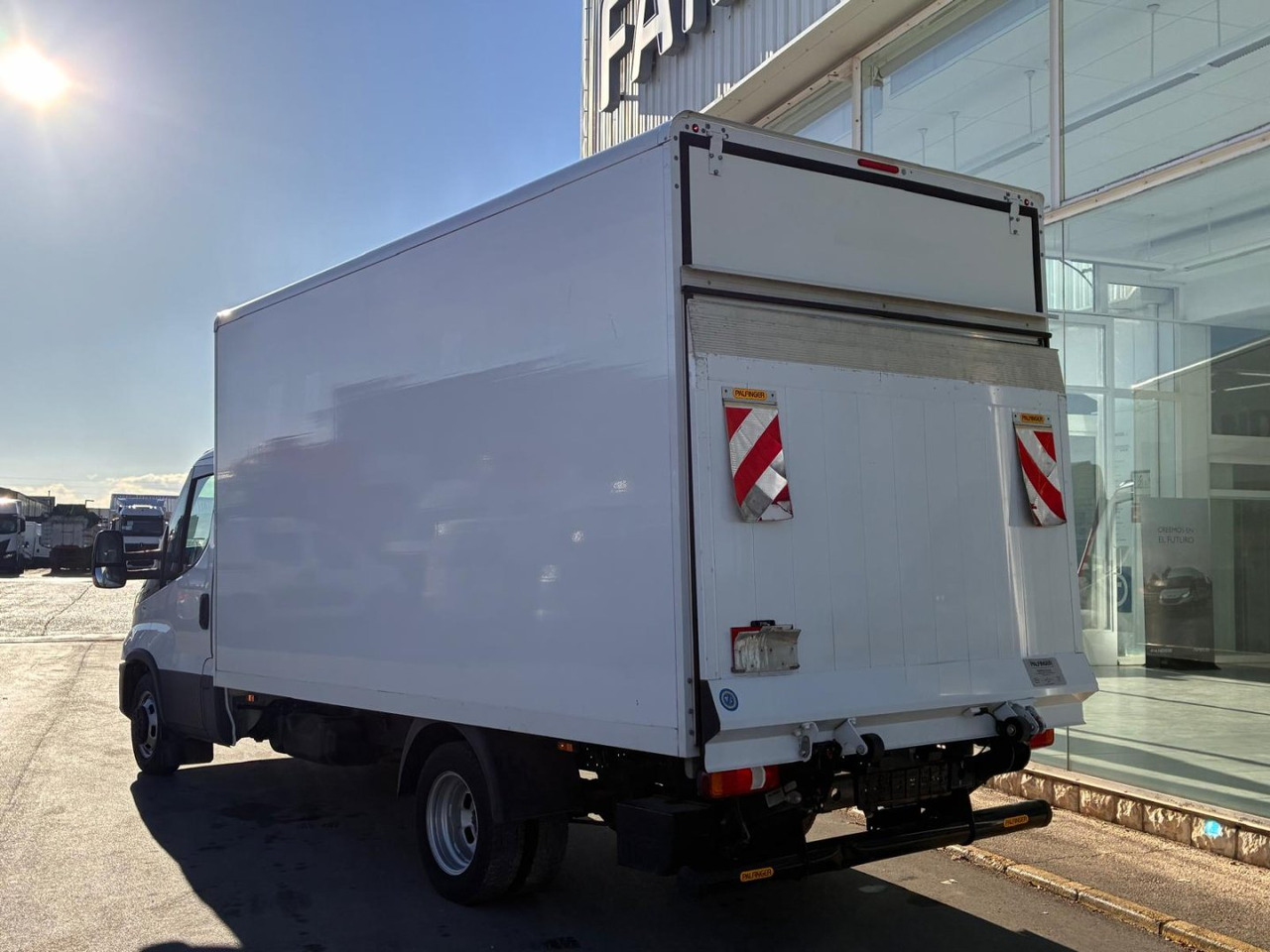 Caja cerrada con plataforma elevadora IVECO 35C16 20m3 - Dodávka skřín: obrázek 4 Caja cerrada con plataforma elevadora IVECO 35C16 20m3 - Dodávka skřín: obrázek 4