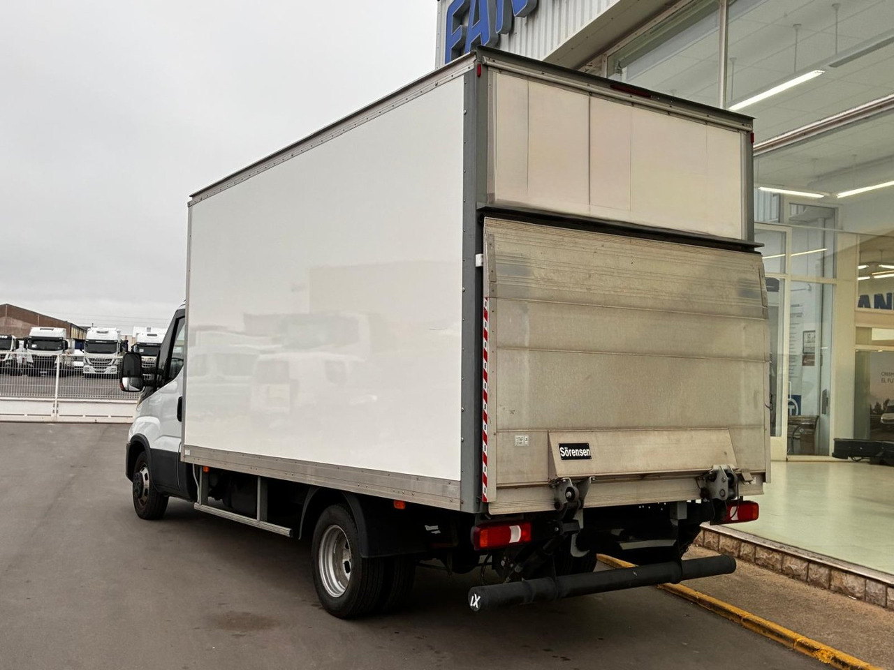 Caja cerrada con plataforma elevadora IVECO 35C16 3.0 20m3 - Dodávka skřín: obrázek 4 Caja cerrada con plataforma elevadora IVECO 35C16 3.0 20m3 - Dodávka skřín: obrázek 4