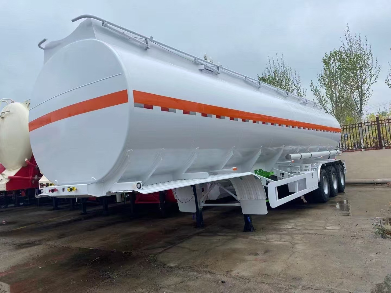 30,000–60,000 Liters Single or Multiple Compartments Customizable tank trailers available - Cisternový návěs: obrázek 3 30,000–60,000 Liters Single or Multiple Compartments Customizable tank trailers available - Cisternový návěs: obrázek 3