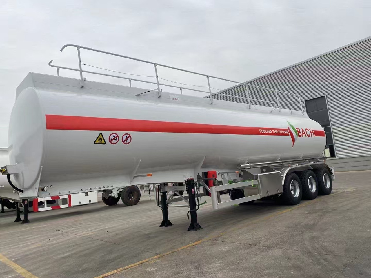 30,000–60,000 Liters Single or Multiple Compartments Customizable tank trailers available - Cisternový návěs: obrázek 2 30,000–60,000 Liters Single or Multiple Compartments Customizable tank trailers available - Cisternový návěs: obrázek 2