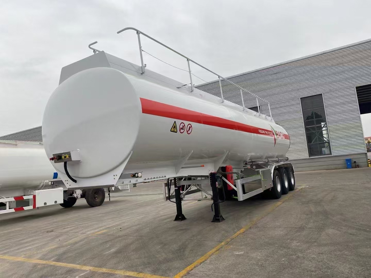 30,000–60,000 Liters Single or Multiple Compartments Customizable tank trailers available - Cisternový návěs: obrázek 1 30,000–60,000 Liters Single or Multiple Compartments Customizable tank trailers available - Cisternový návěs: obrázek 1