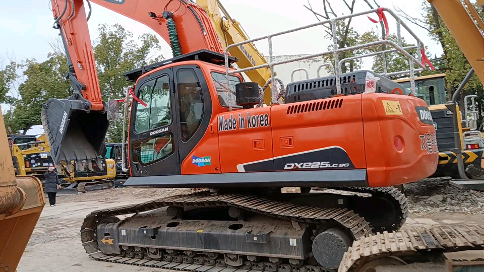 DOOSAN DX225 LC - Pásové rýpadlo: obrázek 1 DOOSAN DX225 LC - Pásové rýpadlo: obrázek 1