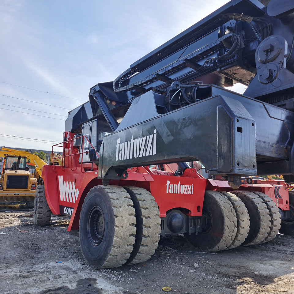 FANTUZZI CS 45 KMHD 45 TON CONTAINER REACH CRANE - Reach stacker: obrázek 1 FANTUZZI CS 45 KMHD 45 TON CONTAINER REACH CRANE - Reach stacker: obrázek 1