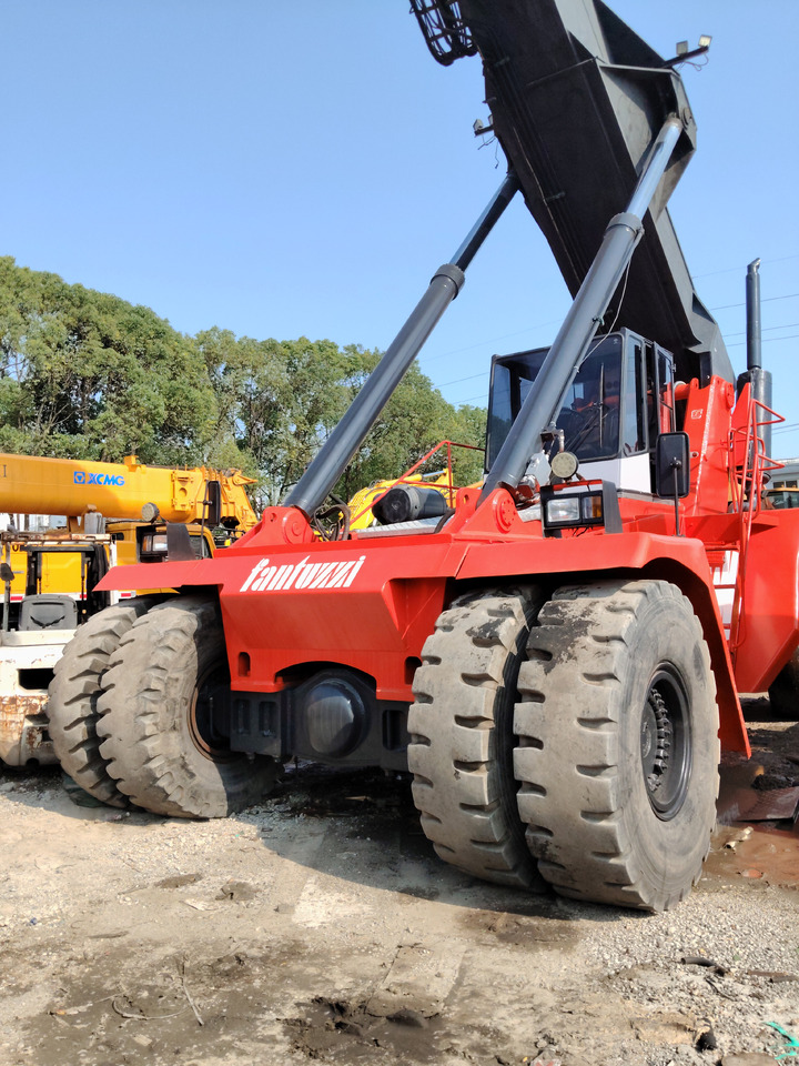 FANTUZZI CS45KM 45 TON - Reach stacker: obrázek 5 FANTUZZI CS45KM 45 TON - Reach stacker: obrázek 5