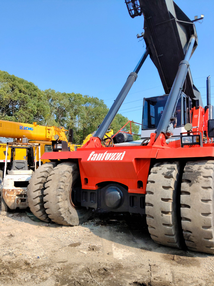 FANTUZZI CS45KM 45 TON REACH STACKER - Reach stacker: obrázek 5 FANTUZZI CS45KM 45 TON REACH STACKER - Reach stacker: obrázek 5