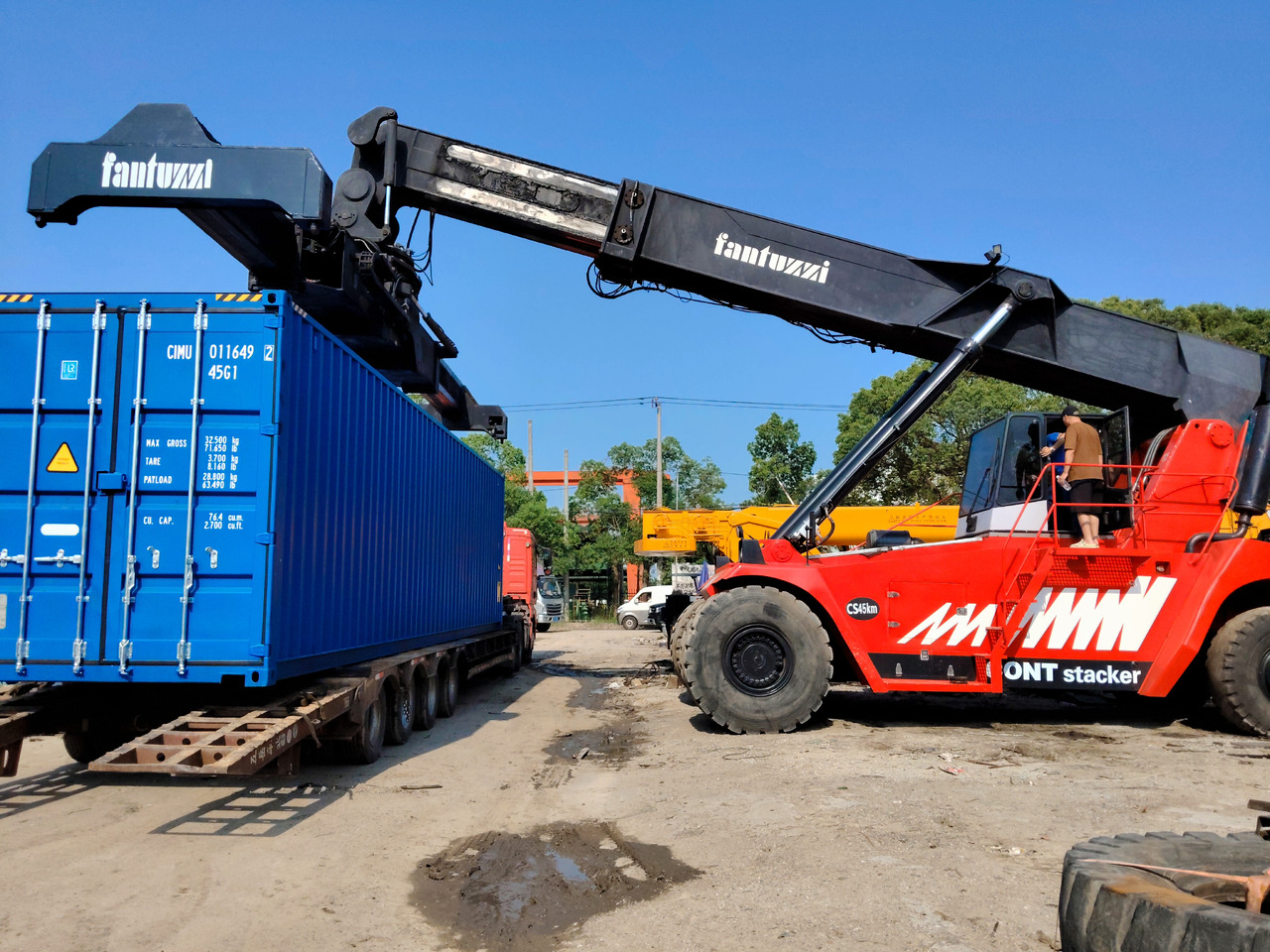 FANTUZZI CS45KM - Reach stacker: obrázek 1 FANTUZZI CS45KM - Reach stacker: obrázek 1