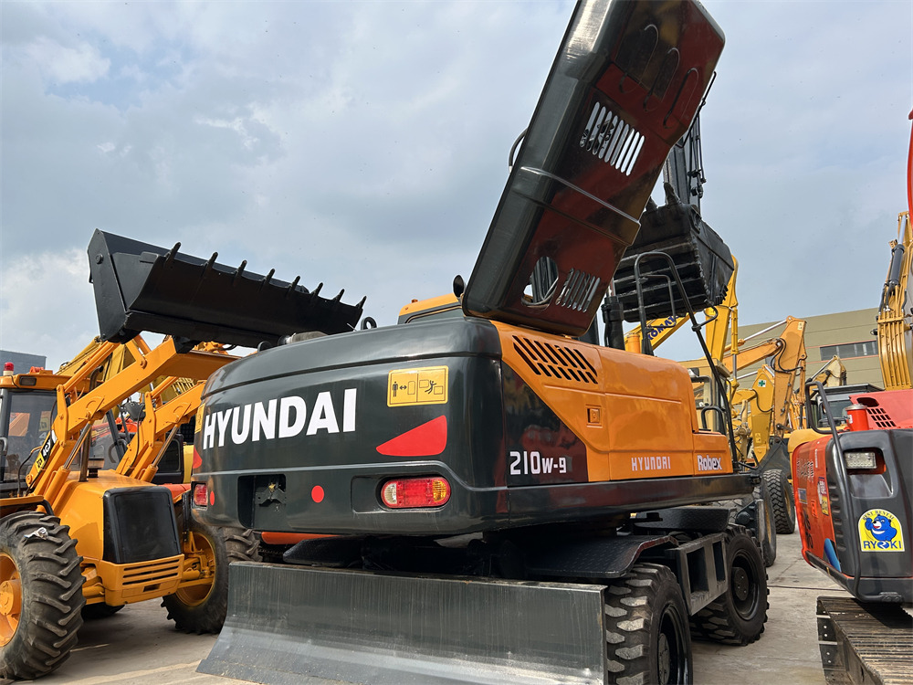HYUNDAI 210W-9 210W - 9T 9S - Kolesové rýpadlo: obrázek 1 HYUNDAI 210W-9 210W - 9T 9S - Kolesové rýpadlo: obrázek 1