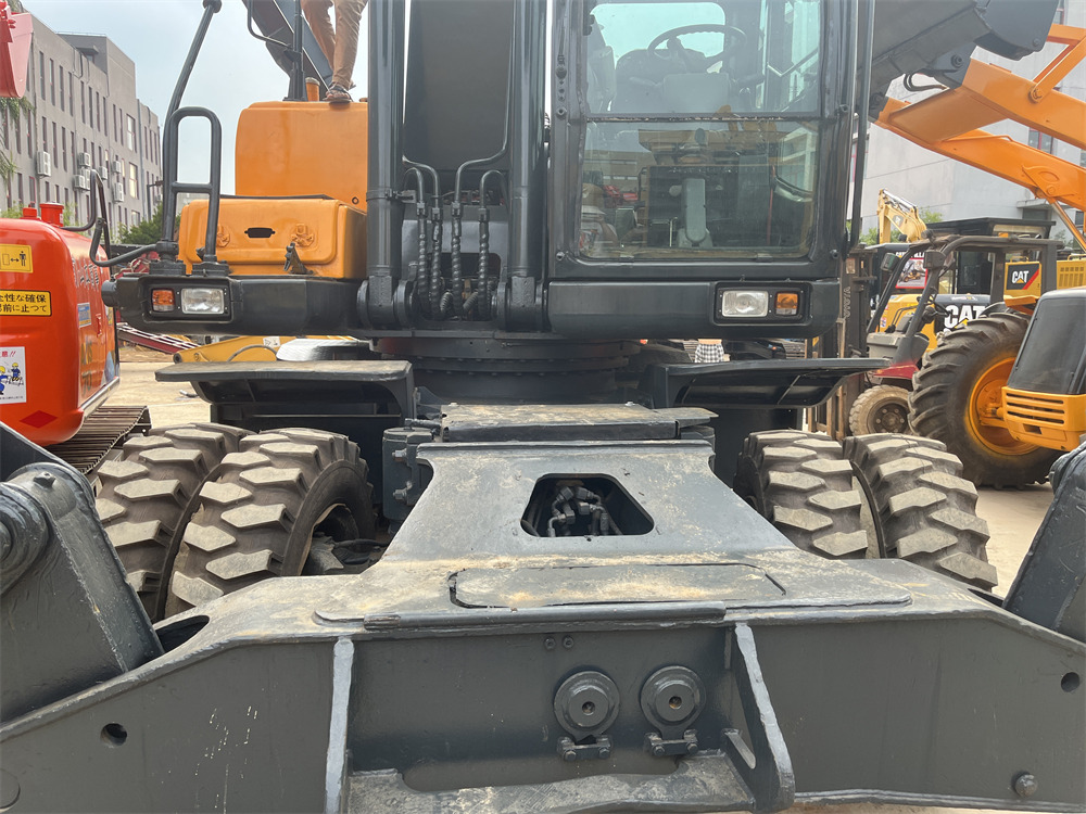 HYUNDAI 210W-9 210W - 9T 9S - Kolesové rýpadlo: obrázek 3 HYUNDAI 210W-9 210W - 9T 9S - Kolesové rýpadlo: obrázek 3