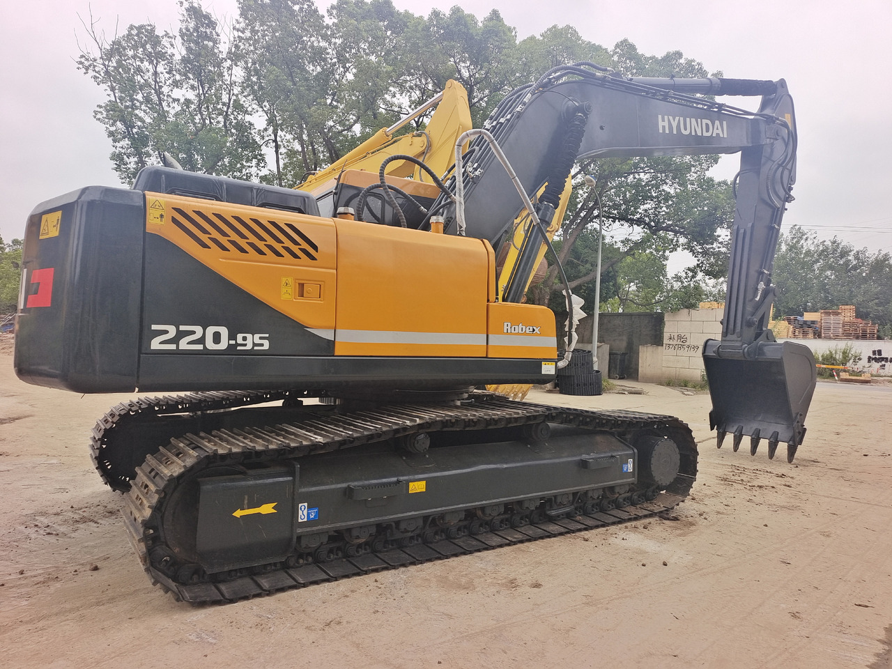 HYUNDAI 220 - 9S - Pásové rýpadlo: obrázek 1 HYUNDAI 220 - 9S - Pásové rýpadlo: obrázek 1