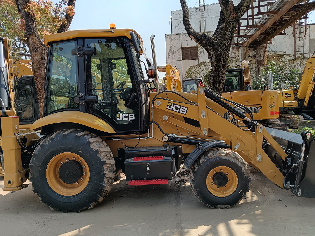 JCB 3CX 4CX 4*4 - Rýpadlo-nakladač: obrázek 3 JCB 3CX 4CX 4*4 - Rýpadlo-nakladač: obrázek 3