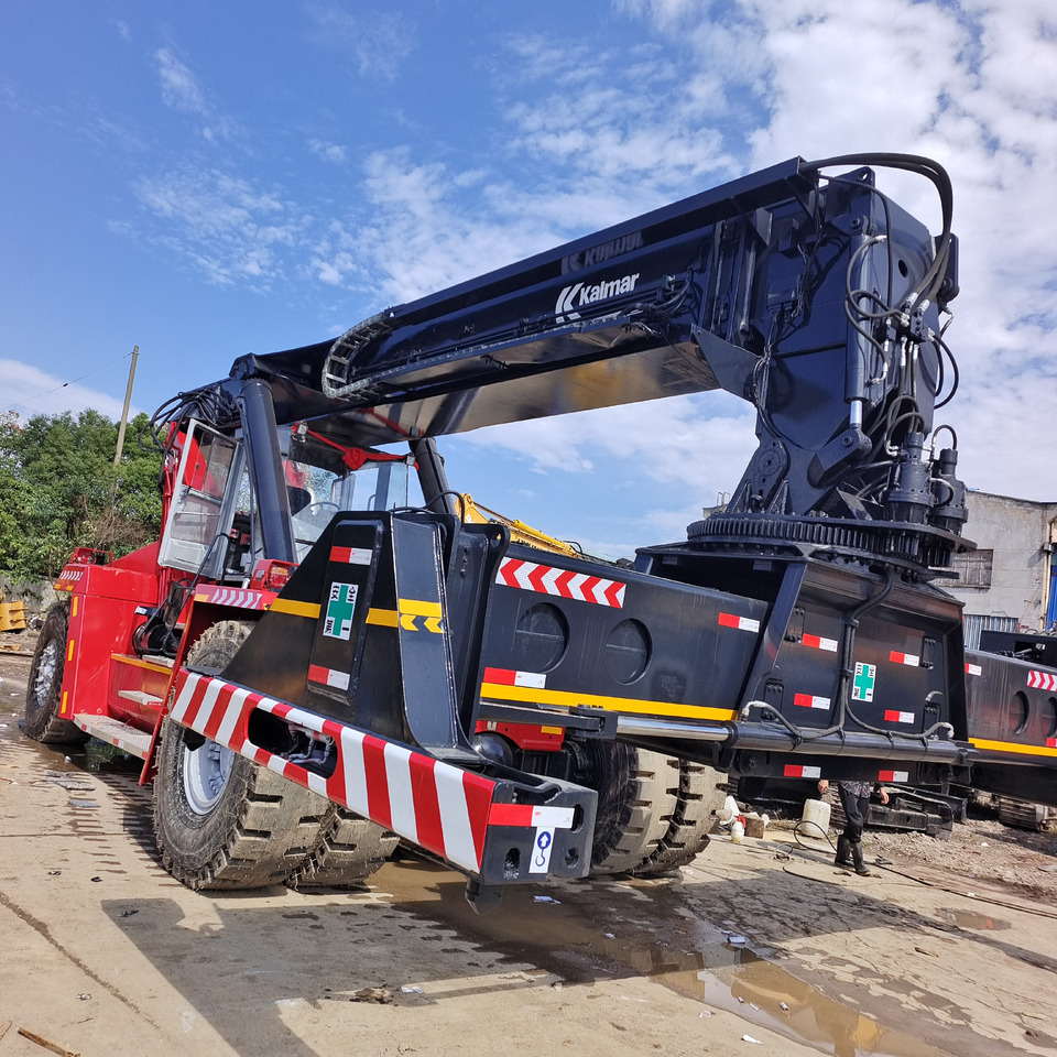 KALMAR DRF450 - Reach stacker: obrázek 4 KALMAR DRF450 - Reach stacker: obrázek 4