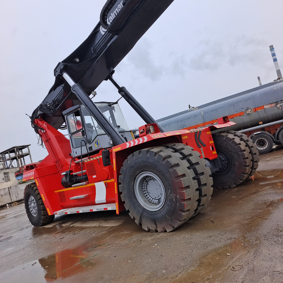 KALMAR DRF450 - Reach stacker: obrázek 4 KALMAR DRF450 - Reach stacker: obrázek 4