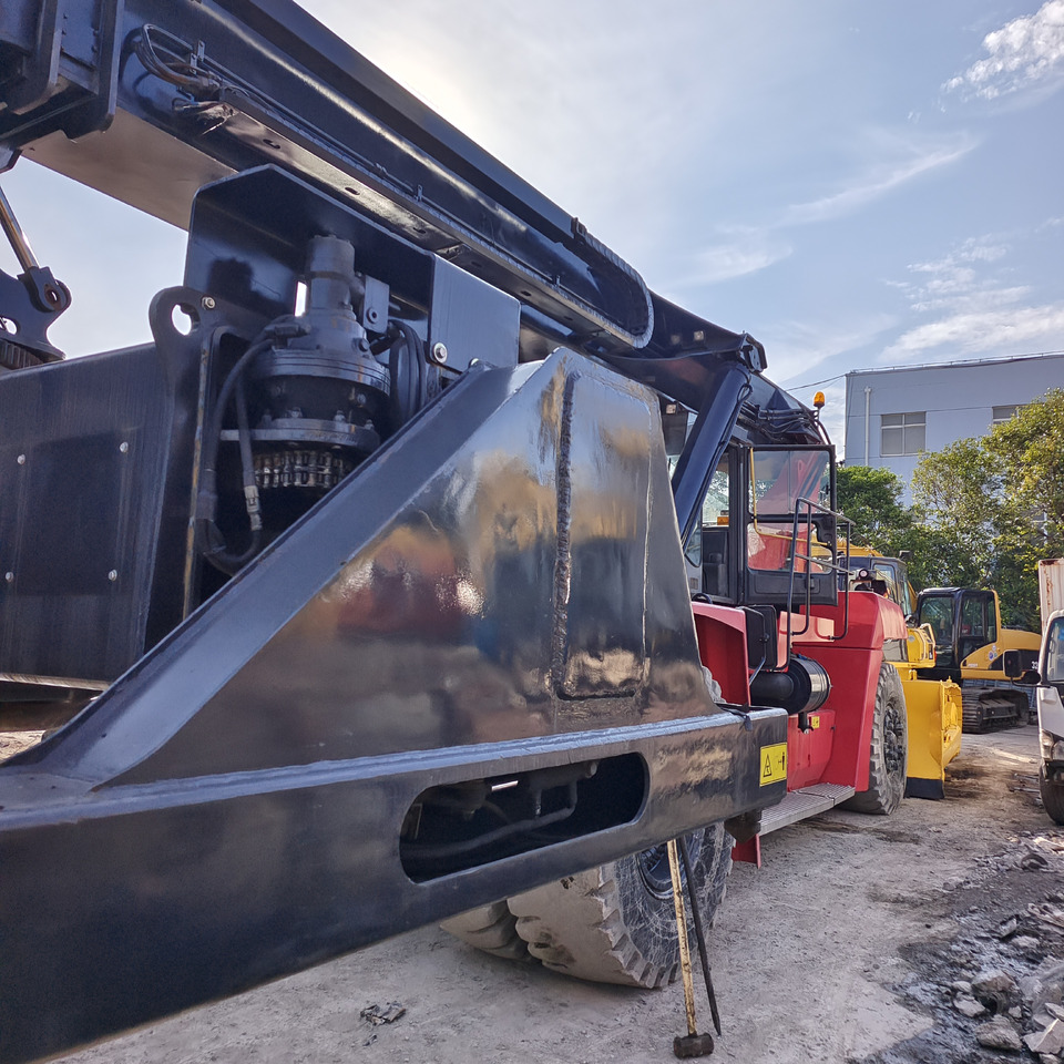 KALMAR DRT450 - Reach stacker: obrázek 5 KALMAR DRT450 - Reach stacker: obrázek 5