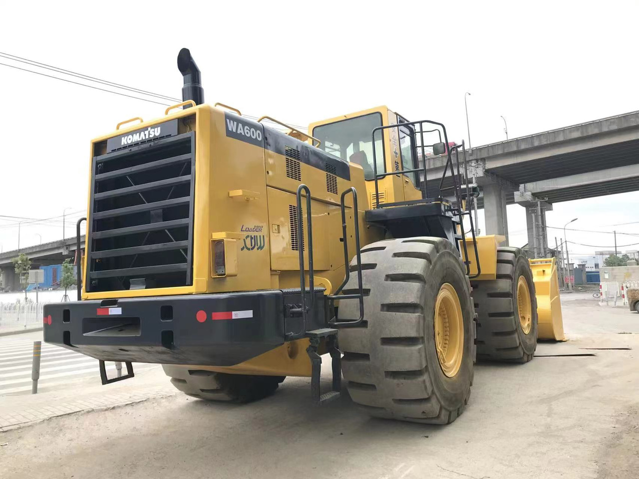 KOMATSU WA 600 - Kolový nakladač: obrázek 4 KOMATSU WA 600 - Kolový nakladač: obrázek 4