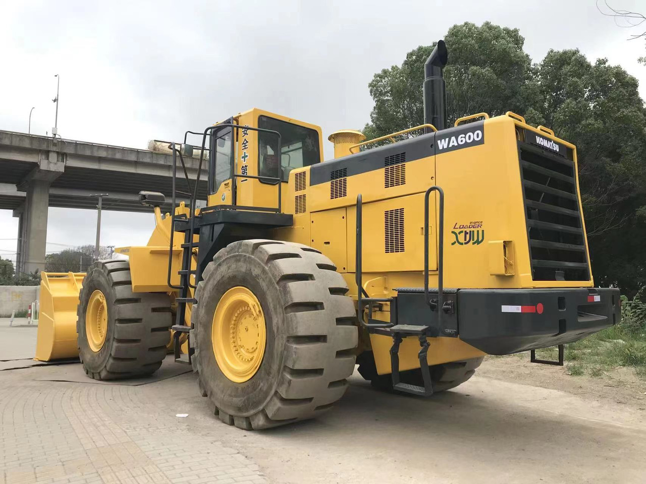 KOMATSU WA600-6 - Kolový nakladač: obrázek 2 KOMATSU WA600-6 - Kolový nakladač: obrázek 2
