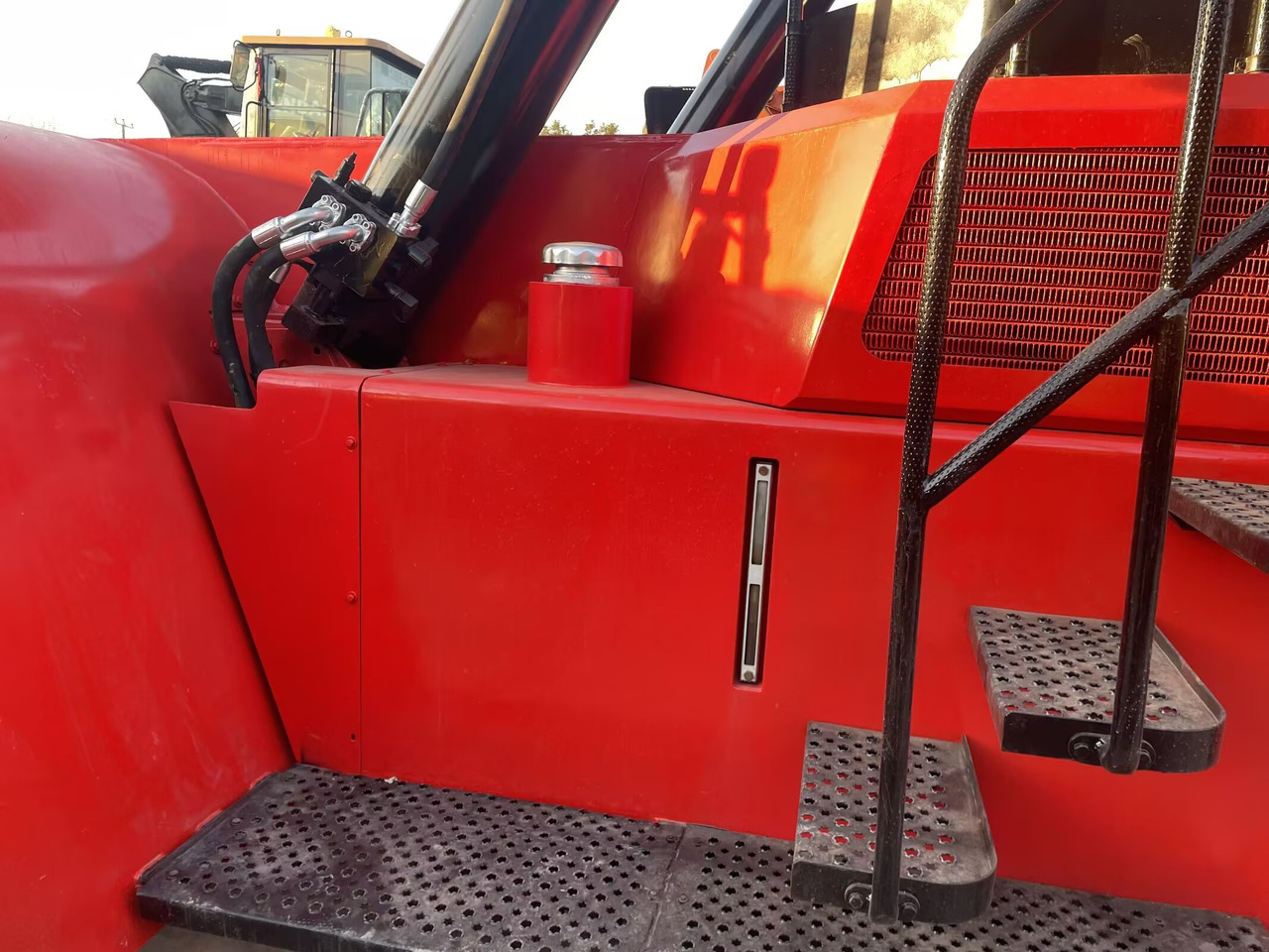 SANY SRSC45C30 45 TON CAPACITY - Reach stacker: obrázek 4 SANY SRSC45C30 45 TON CAPACITY - Reach stacker: obrázek 4