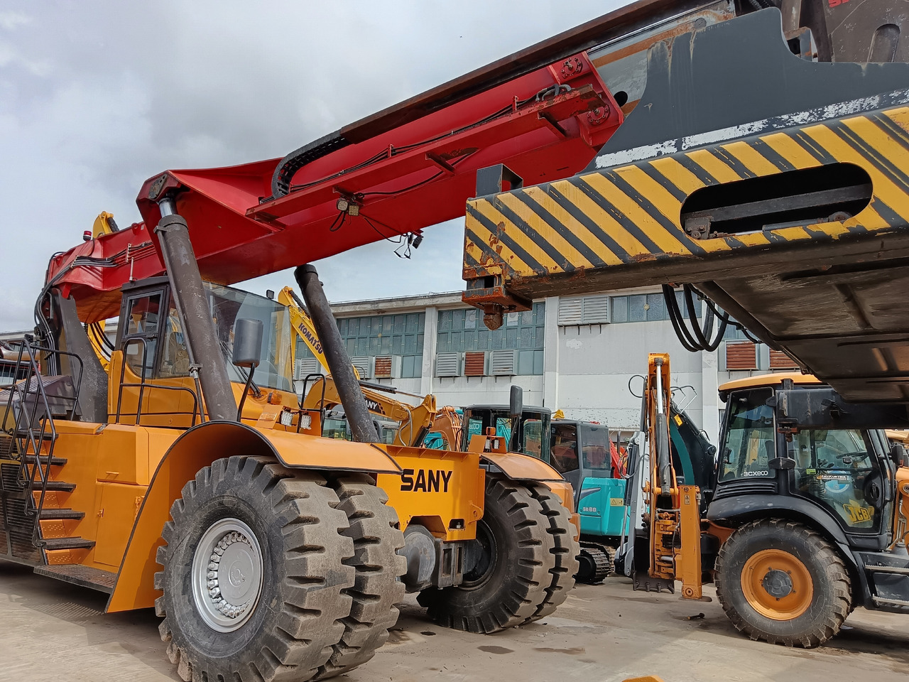 SANY SRSC45C30 45TON REACH CRANE - Reach stacker: obrázek 3 SANY SRSC45C30 45TON REACH CRANE - Reach stacker: obrázek 3