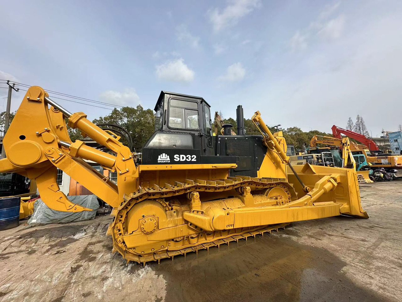 Buldozer SHANTUI SD 32: obrázek 1