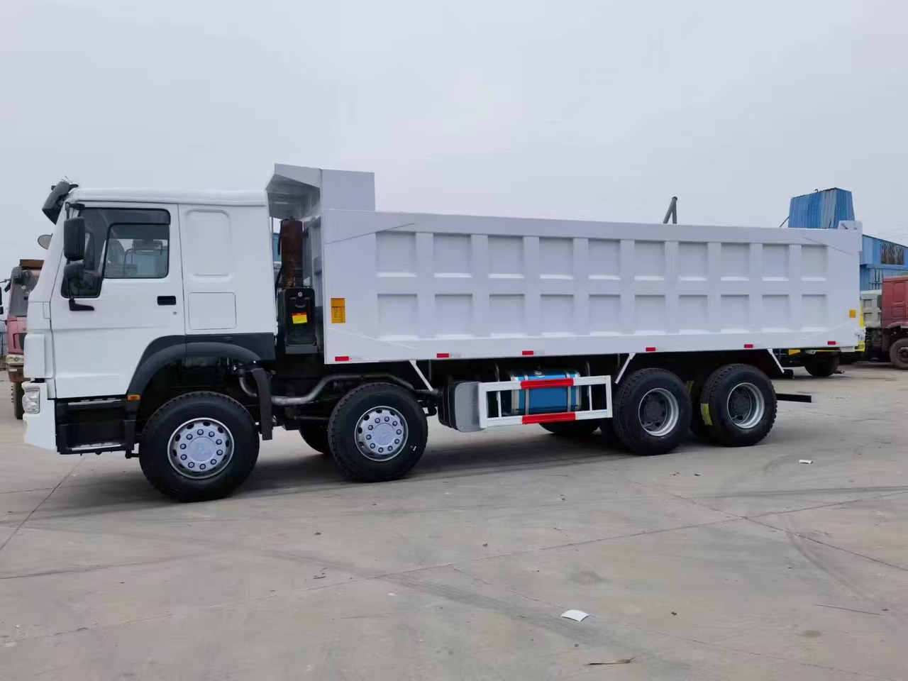SINOTRUK HOWO 12 TIRES 8*4 - Sklápěč: obrázek 5 SINOTRUK HOWO 12 TIRES 8*4 - Sklápěč: obrázek 5