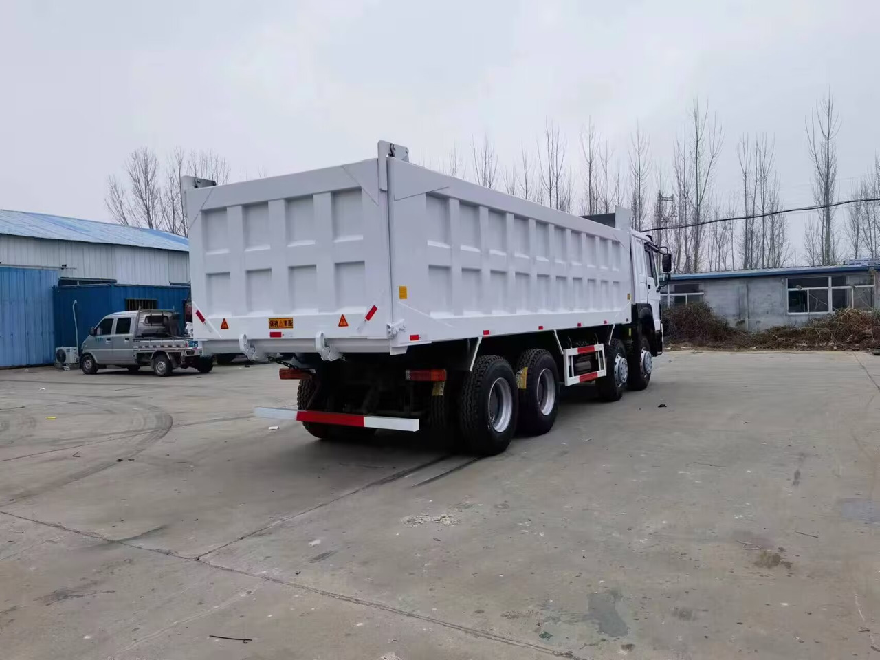SINOTRUK HOWO 12 TIRES 8*4 - Sklápěč: obrázek 4 SINOTRUK HOWO 12 TIRES 8*4 - Sklápěč: obrázek 4