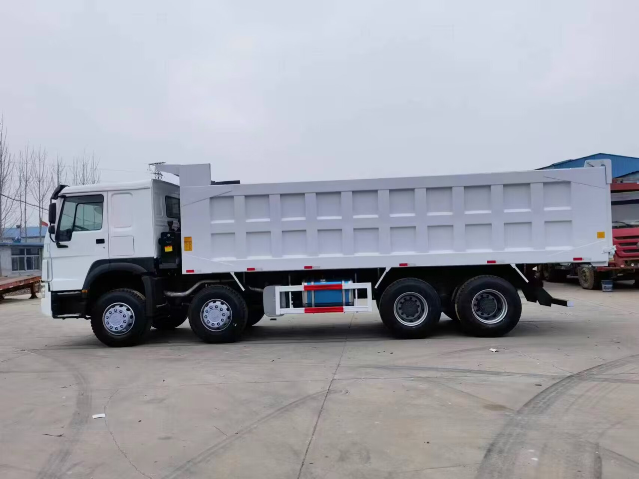 SINOTRUK HOWO 12 TIRES 8*4 - Sklápěč: obrázek 2 SINOTRUK HOWO 12 TIRES 8*4 - Sklápěč: obrázek 2