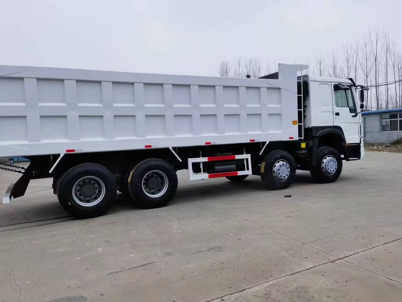 SINOTRUK HOWO 12 TIRES 8*4 - Sklápěč: obrázek 1 SINOTRUK HOWO 12 TIRES 8*4 - Sklápěč: obrázek 1