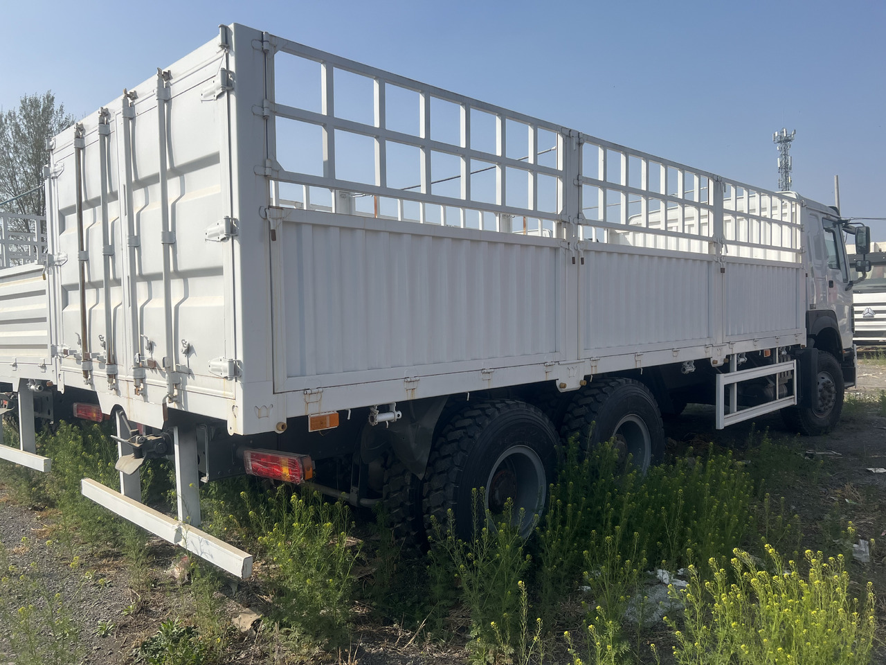 SINOTRUK HOWO 371 6*4 WITH FENCE - Sklápěč: obrázek 5 SINOTRUK HOWO 371 6*4 WITH FENCE - Sklápěč: obrázek 5