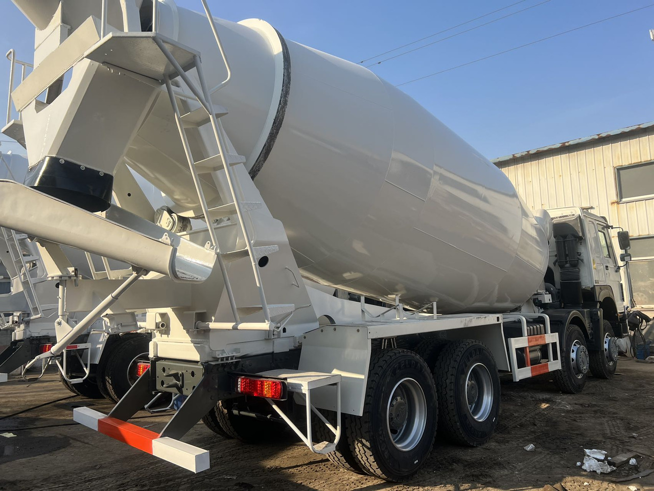 SINOTRUK HOWO 371 HP 16 CBM - Autodomíchávač: obrázek 2 SINOTRUK HOWO 371 HP 16 CBM - Autodomíchávač: obrázek 2