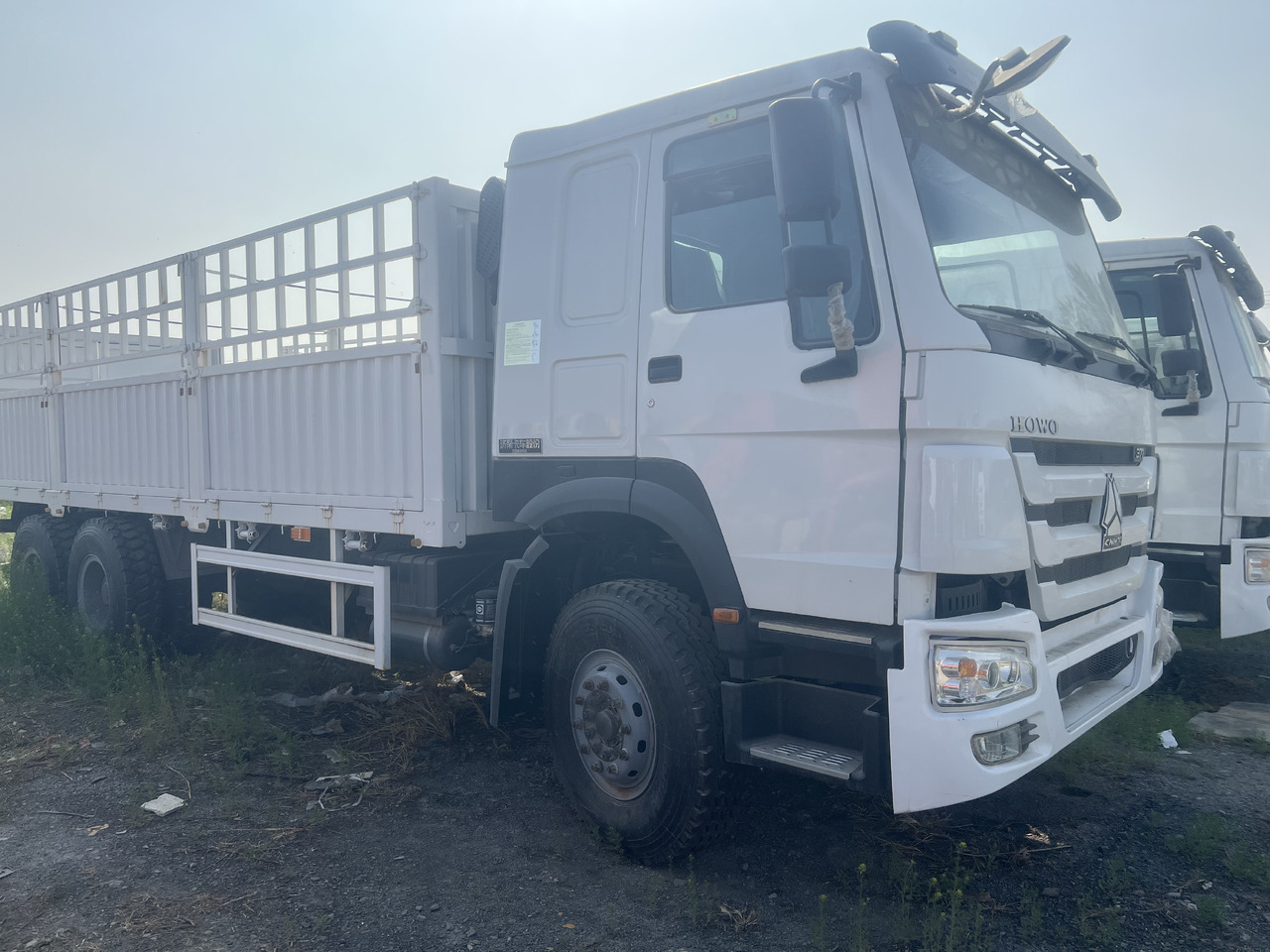SINOTRUK HOWO 6*4 WITH FENCE - Sklápěč: obrázek 3 SINOTRUK HOWO 6*4 WITH FENCE - Sklápěč: obrázek 3