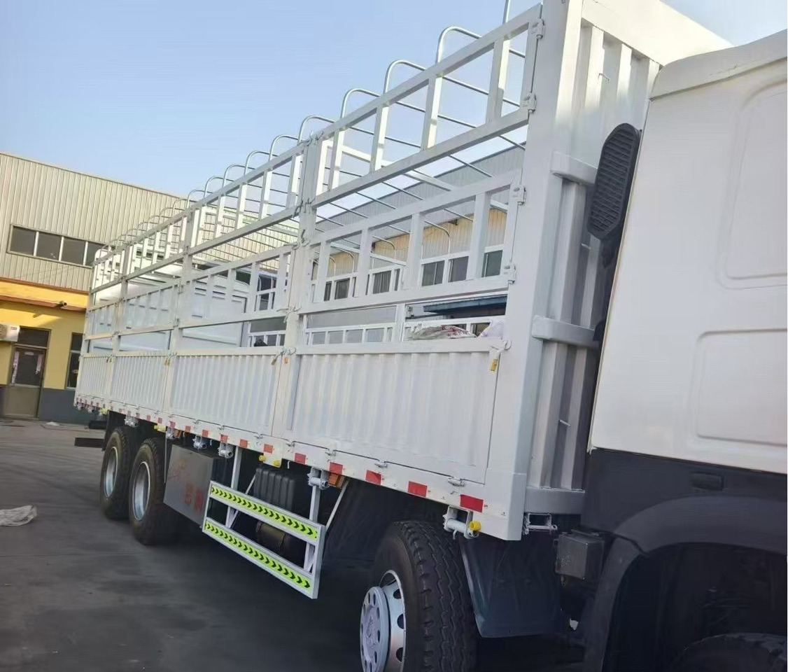 SINOTRUK HOWO 8*4 12 TIRES TWELVE WHEELS WITH FENCE - Přepravník zvířat: obrázek 1 SINOTRUK HOWO 8*4 12 TIRES TWELVE WHEELS WITH FENCE - Přepravník zvířat: obrázek 1