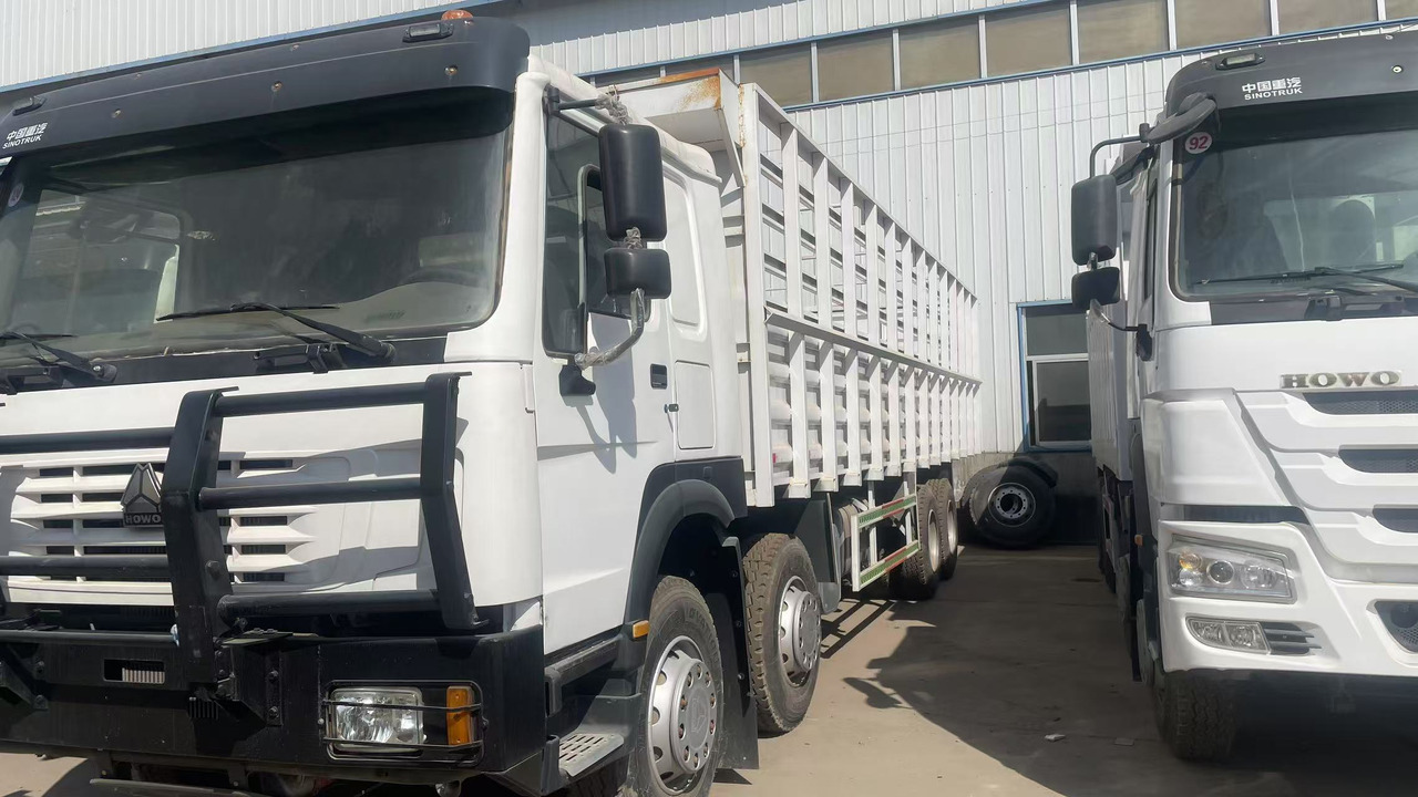 SINOTRUK HOWO 8*4 12 TIRES TWELVE WHEELS WITH FENCE - Přepravník zvířat: obrázek 3 SINOTRUK HOWO 8*4 12 TIRES TWELVE WHEELS WITH FENCE - Přepravník zvířat: obrázek 3