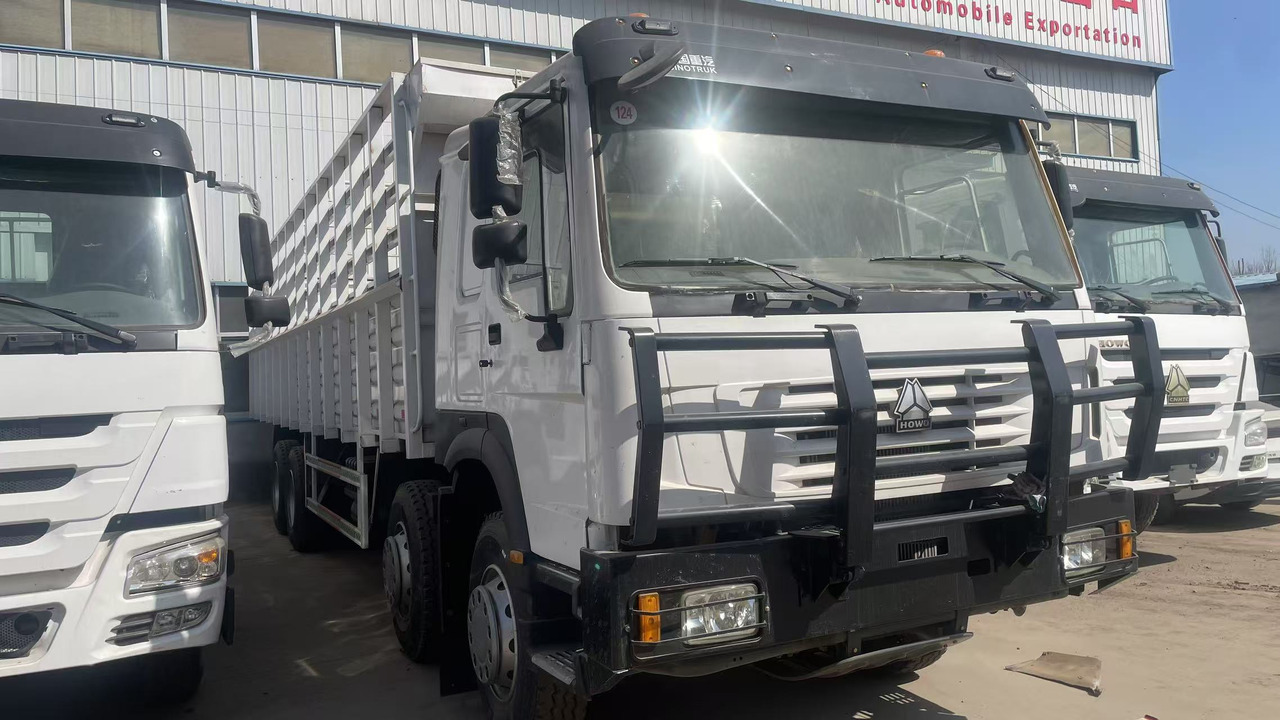 SINOTRUK HOWO 8*4 12 TIRES TWELVE WHEELS WITH FENCE - Přepravník zvířat: obrázek 4 SINOTRUK HOWO 8*4 12 TIRES TWELVE WHEELS WITH FENCE - Přepravník zvířat: obrázek 4