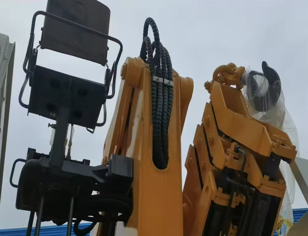 SINOTRUK HOWO 8 TON Knuckle Boom Crane TRUCK MOUNTED CRANE - Auto s hydraulickou rukou: obrázek 4 SINOTRUK HOWO 8 TON Knuckle Boom Crane TRUCK MOUNTED CRANE - Auto s hydraulickou rukou: obrázek 4